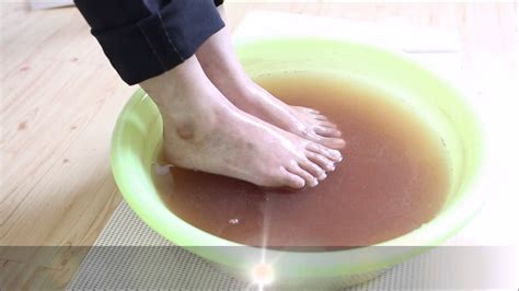 Untuk menghilangkan jamur yang menempel pada kaki bisa dengan menyiapkan wadah berisi air hangat yang dicampur ½ sendok makan garam dan rendam. KAMU HARUS COBA DAN LAKUKAN HAL INI!! RENDAM KAKI KAMU ...