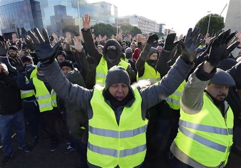 Striking Taxi Drivers In Standoff With Police In Madrid Other Media