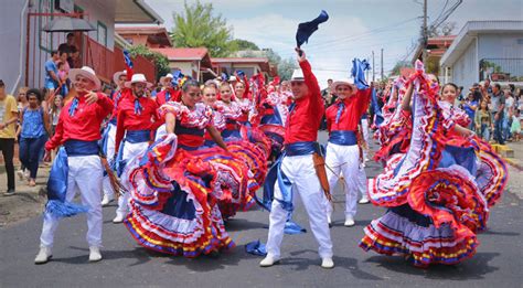 La Banda Municipal De Zarcero En El Desfile De Las Rosas Pura Vida University Turismo De