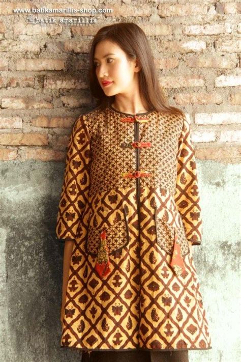 Pilih model dress dengan aksen tali di bagian pinggang dan model asimetris, seperti model dress satu ini. 294 best Klambi batik images on Pinterest | Batik dress ...