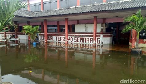 Terminal Terboyo Semarang Terendam Banjir Rob