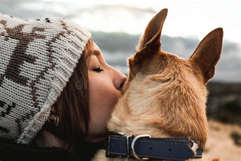 Abendessen Sportlich Einfach Zu Verstehen Girl Loves To Kiss Her Dog