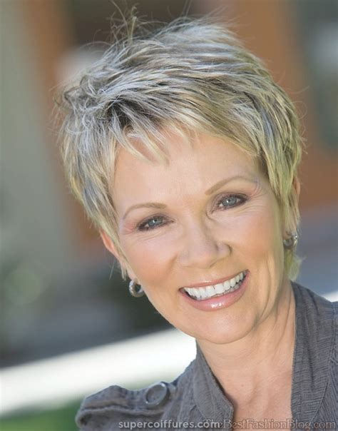 15 meilleures coiffures pour les femmes de plus de 50 ans avec des