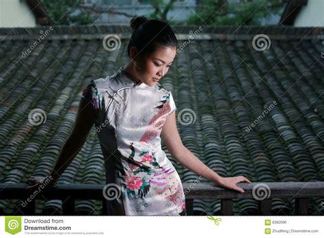 Fille Chinoise Dans La Robe De Tradition Photo Stock Image Du Pose