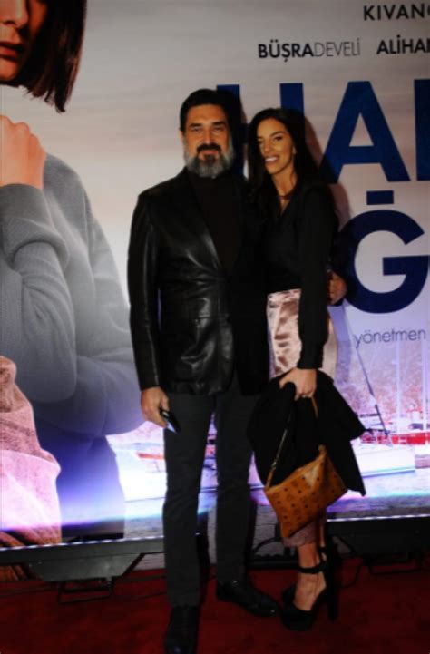 Dizi ve film oyuncusu ünlü sanatçı büşra ayaydın tesettüre girdi. Kıvanç Tatlıtuğ'un 'Hadi Be Oğlum' Filmine Görkemli Gala ...