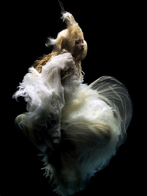 Zena Holloway B1973 In Bahrain Raised In London Swan Song Photographie Aquatique Modèle