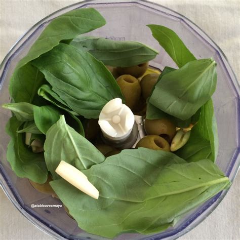 Savoureuse Tapenade D Olives Vertes Au Basilic A Table Avec Maya