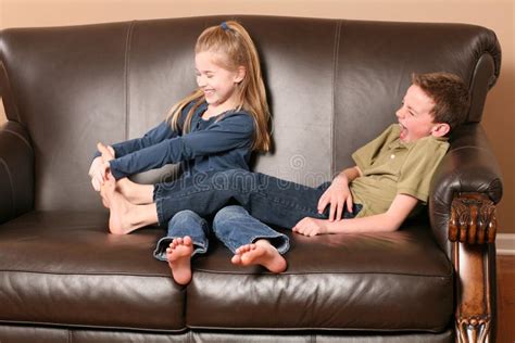 Bambini Che Solleticano I Piedi Fotografia Stock Immagine Di