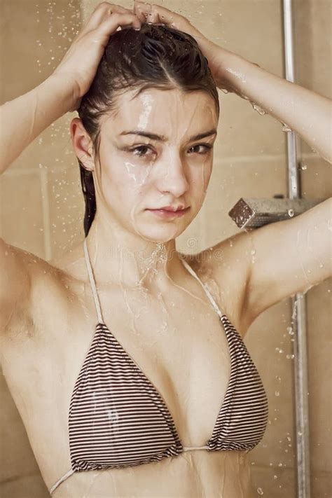 M Dchen Das Eine Dusche Nimmt Stockfoto Bild Von Dusche Jugendlich