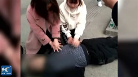 Women Perform Cpr In The Street Youtube