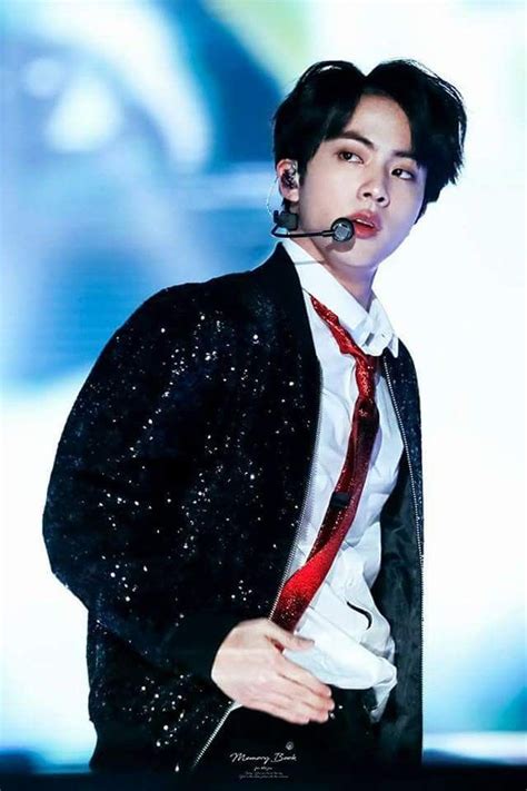 Suga ve jin ilk fotoğraflarda pek tarz değiştirmemiş gibi görünse de özel posterlerinde oldukça farklı ve karizmatik görünüyorlar. Jin | BTS | Fotos de kim, Seokjin, Kim seokjin
