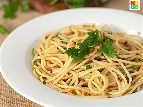 Spaghetti aglio olio sering terdapat di pelbagai restoran di sekitar malaysia dan mempunyai permintaan yang baik. Aglio Olio | Spaghetti Aglio Olio Recipe