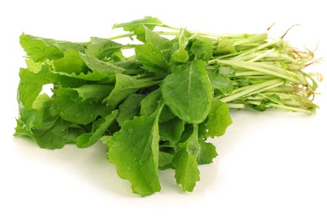 In un ampio tegame, fate bollire l'acqua, salatela e immergete le cime di rapa. Cime di rapa, come pulirle in maniera facile e veloce.