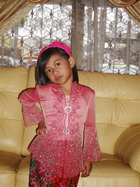 Memiliki gaya yang keren ini tpat bat dipakai bagi anak muda. Kumpulan Foto Model Baju Kebaya Anak Modern - Kebaya Model ...
