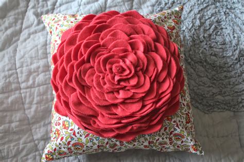 Check spelling or type a new query. Anna Elizabeth Made: Fleece Flower Pillow {Tutorial}