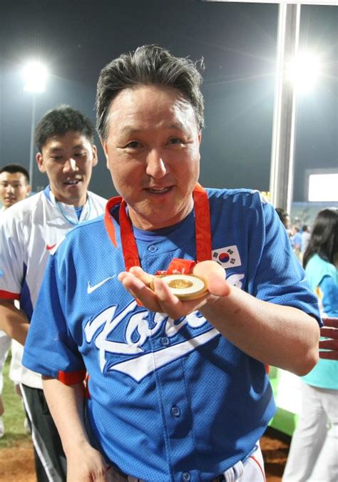 Jun 16, 2021 · 김경문 감독은 16일 서울 도곡동 한국야구위원회(kbo)에서 도쿄 올림픽 본선에 나설 24명의 최종 명단을 발표했다. 김경문 전 NC 감독, 국가대표 수장으로-국민일보