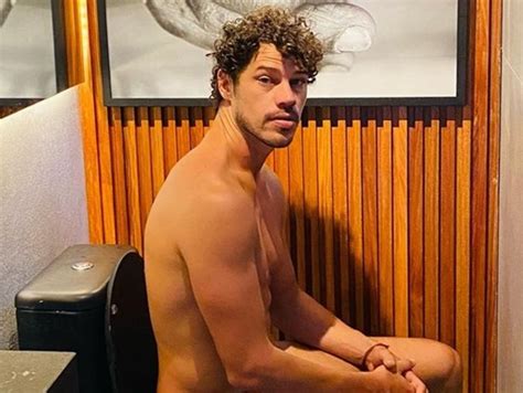 José Loreto está pelado e no banheiro em nova foto do Instagram