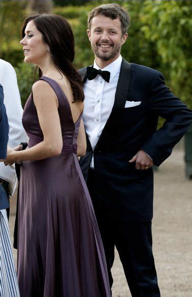Brautkleid prinzessin siegburg spitze glitzer hochzeitskleid tüll ein muss für jede prinzessin. princesse Mary | Danish royal family, Prince frederik of ...