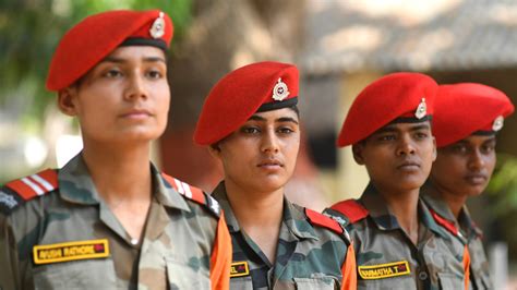 20 Inspirational Pictures Of Women Military Police