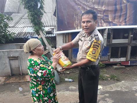 Polisi Peduli Bhabinkamtibmas Ciputat Berikan Sembako Ke Warganya