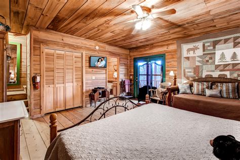 Hidden rest cabins's 11 soundproofed cabins provide microwaves and coffee makers. Hidden Treasures 1 bedroom Cabin in Gatlinburg, TN