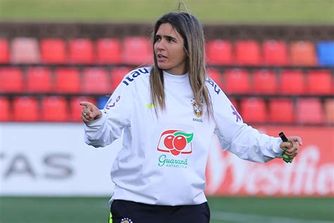 A treinadora da seleção brasileira feminina, a sueca pia sundhage, anunciou a lista de 25 convocadas para o primeiro amistoso do ano diante da argentina. Treinadora Emily Lima é demitida da seleção brasileira ...