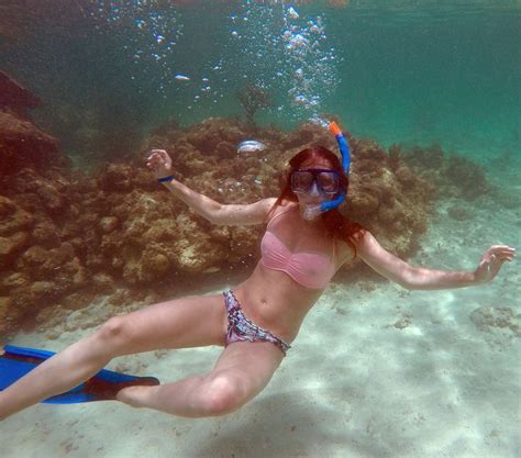Pin By Leon Wolters On Scuba Ladies 2 Underwater Snorkeling Snorkel