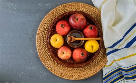 Rosh Hashanah Traditions To Celebrate This Year Readers Digest