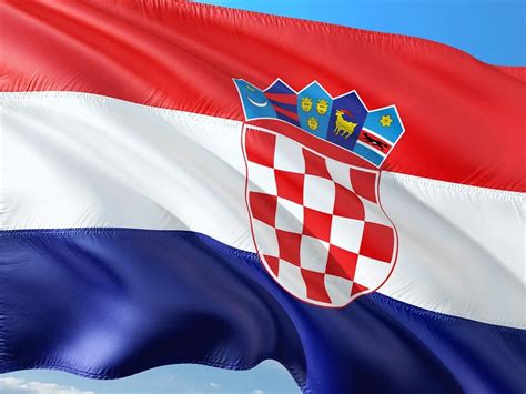 Conocida también como trobojnica, la bandera de croacia está formada por un tricolor mediante el cual se representa la historia política de esta nación. Bandera Croacia