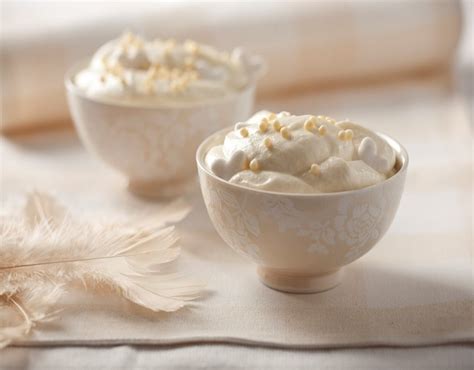 Monta la nata en un recipiente aparte, para que te sea más sencillo puedes introducir éste recipiente dentro de otro con agua helada. Receta de mousse de chocolate blanco