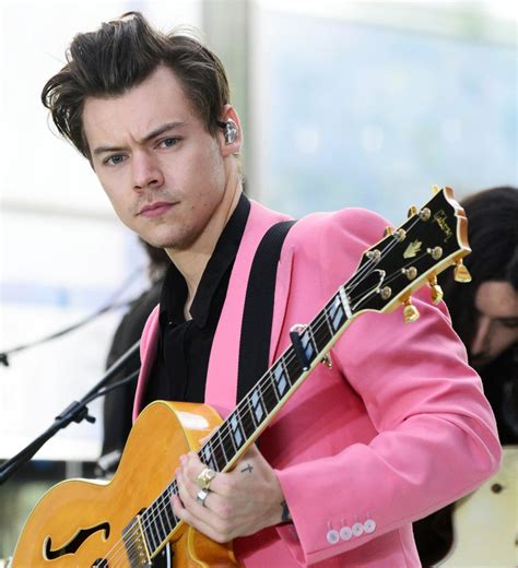 Lush Sent Harry Styles 100 Pink Bath Bombs | InStyle.com