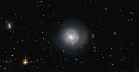 Galaxy At The Center Of The Hubble Tuning Fork Hviezdy