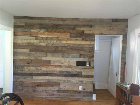 Living Room Pallet Accent Wall • 1001 Pallets