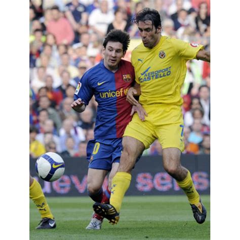 A barcelona fc vezetőségi ülésén nagyon fontos döntésre jutottak a gyerekek és a vezetők. Barcelona unicef yellow color Sponsor
