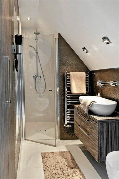 Badezimmer Dachschräge. Breites Waschbecken. Dusche unter ...