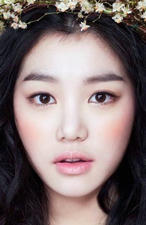 Her parents divorced in 1993. Lee Yoo Bi (이유비) - MyDramaList