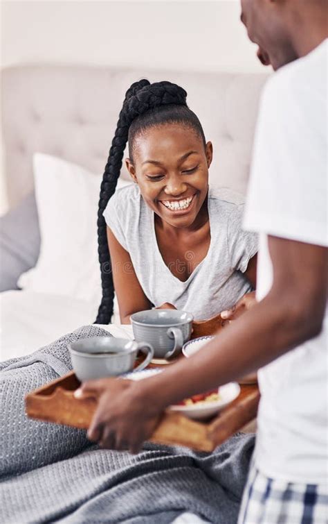 Nadie Me Trajo El Desayuno En La Cama Un Joven Llevando A Su Novia El