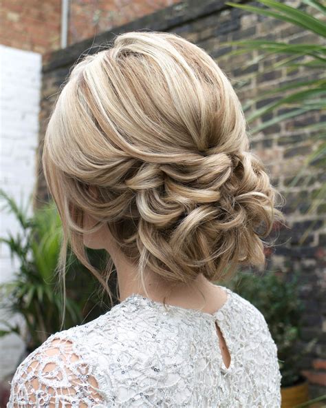 This hairdo is gorgeous and can be worn during various occasions including weddings. 10 Gorgeous Prom Updos for Long Hair, Prom Updo Hairstyles ...