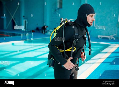 Male Diver In Scuba Suit Prepares For Dive Diving Stock Photo Alamy