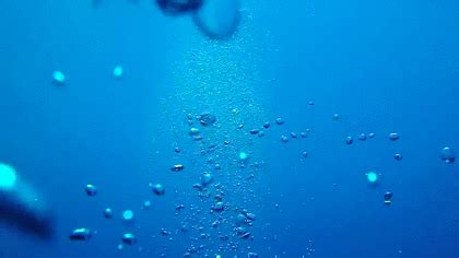 Free motion graphics and animations free hd and 4k. 水中にでる泡が次々と流れていくGIF画像｜diego_laboriosam｜GIFMAGAZINE
