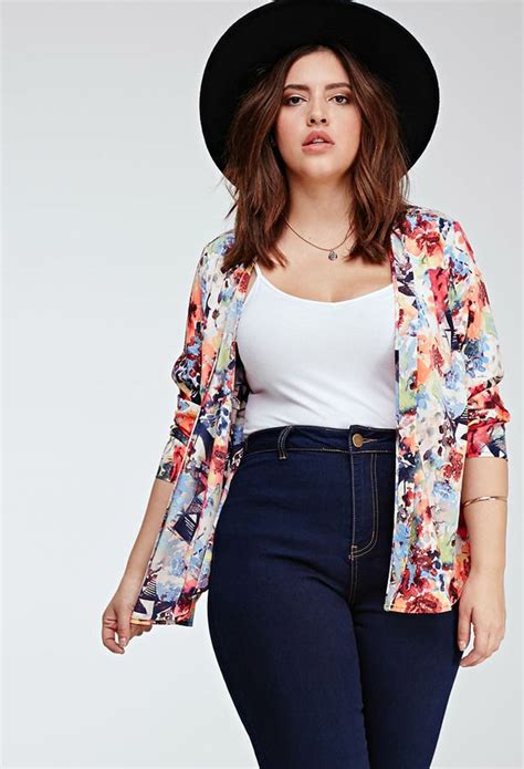 5 Plus Size Outfits With High Waisted Jeans For Spring 4
