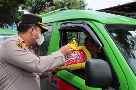Lewat Polri Peduli Polres Tangerang Selatan Bagikan Paket Sembako