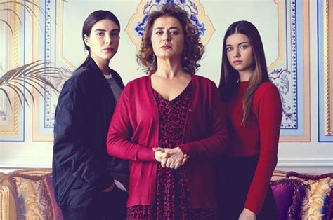 Takipçileri tarafından yorum yağmuruna tutulan güzel oyuncu, yaptığı beğeniyi daha sonra geri çekti. Afra Saraçoğlu: İyi ki Özcan Deniz'i tanıdım - Magazin ...