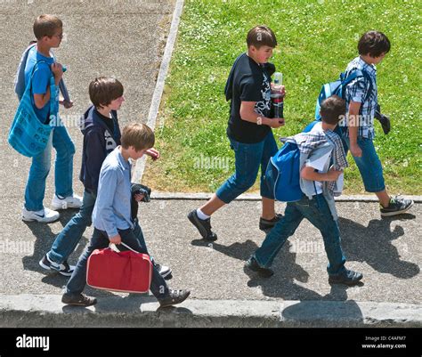 Grupo De Niños Franceses Ir Caminando A La Escuela Indre Et Loire