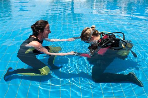 Learning To Scuba Dive Stock Image Image Of Learning 21303783