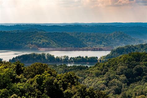Click on the markers for listing details. Tennessee Lakefront Sale - The Pointe at Dale Hollow