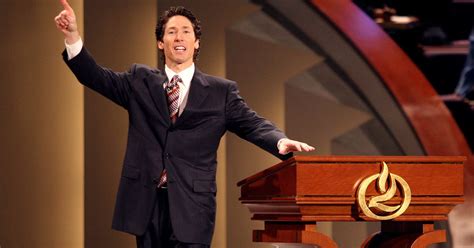megachurch pastors joel and victoria osteen criticized for throwing ‘hook ‘em hand sign