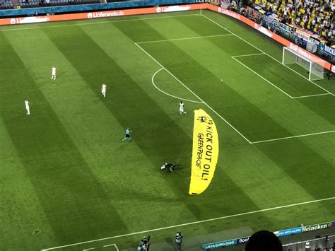 Si l'allemagne a poussé en seconde période, l'équipe de france a livré une prestation solide avec les équipes de france et d'allemagne. Un parachutiste de Greenpeace se crashe sur le terrain lors du match France - Allemagne