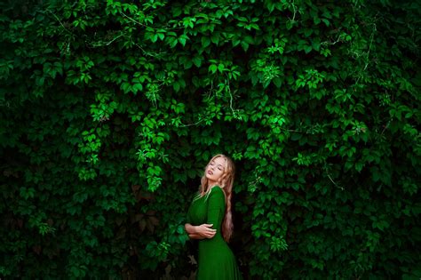 Closed Eyes Dress Ann Nevreva Trees Model Blonde Green Dress