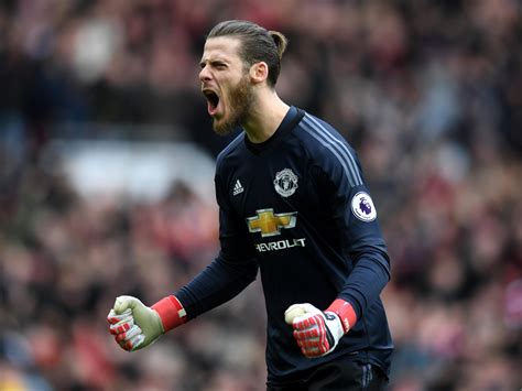 De acordo com a marca, os jogadores e técnicos negociaram de forma individual, porque não aceitaram uma redução coletiva. Manchester United manager Jose Mourinho warns Real Madrid ...